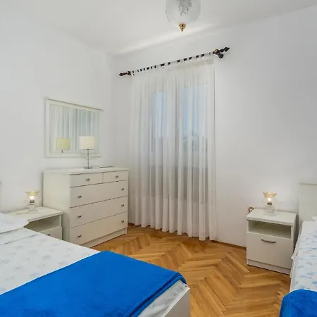 Beautiful Apartment In Malinska With 2 Bedrooms And Wifi